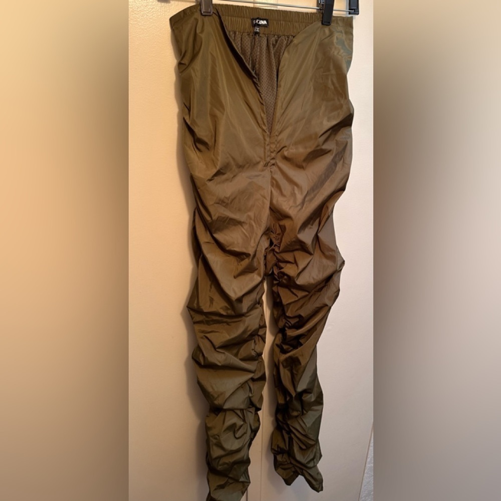💚 Fashion Nova Ruched Stacked Parachute Pants • Olive • Medium • NWT - Picture 3 of 6